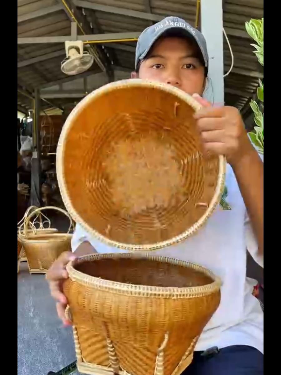 ช่างหญิงกำลังสานงานไม้ไผ่ด้วยมือ
